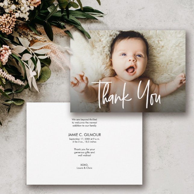 Foto de bebé Modernas letras de agradecimiento por (Modern handlettering script thank you baby shower birth announcement card.)