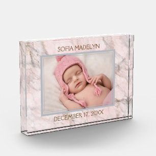 Foto de bebé personalizada sobre mármol rosa claro