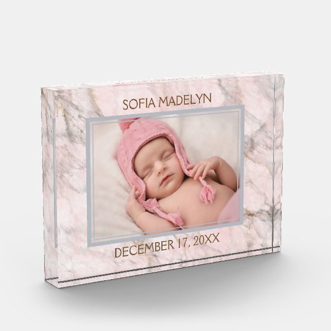 Foto de bebé personalizada sobre mármol rosa claro (Izquierda)