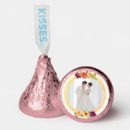 Foto de boda de pareja con marco floral beige