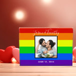 Foto de Boda de pareja de orgullo gay rayado en ar<br><div class="desc">Este audaz bloque de fotos de cristal a rayas del arcoiris muestra una foto romántica de compromiso LGBTQ para una pareja gay o lesbiana que ama regalos a rayas brillantes y coloridos. Personaliza este alegre regalo recién casado LGBT con tus nombres y citas en las franjas roja, naranja, amarilla, verde,...</div>