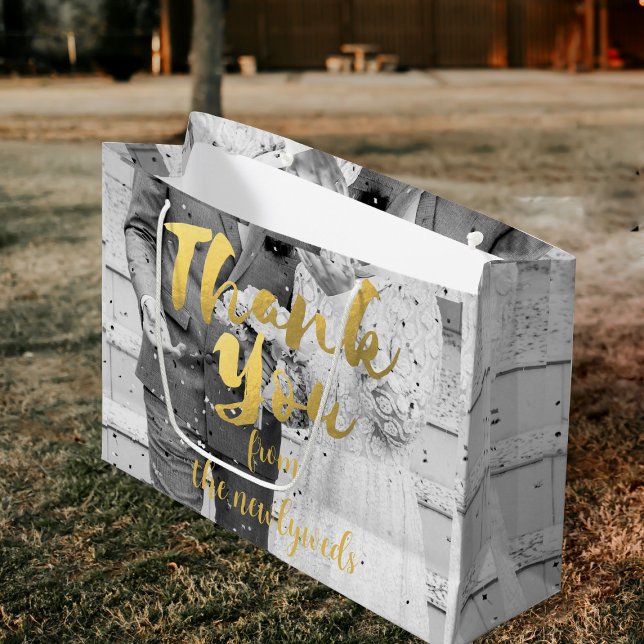 Foto de boda personalizada Gracias Bolsa de regalo (Upload your photo and add your names to this elegant wedding gift bag.)