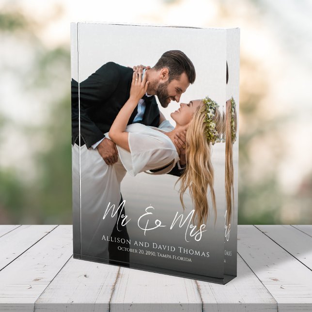 Foto de Boda Señor y Señora Personalizada (Mr. and Mrs. Custom Wedding Photo block.)