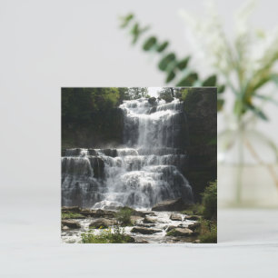 Foto de cascada en la naturaleza en una tarjeta de