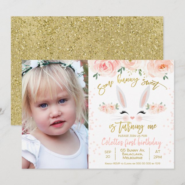 Foto de conejito floral con la primera invitación  (Anverso / Reverso)