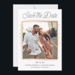 Foto de confeti rosado y dorado Guardar tarjeta de<br><div class="desc">Anuncie su día de boda a la familia y amigos con esta foto de personalizable,  guarde los anuncios de fechas. Este moderno salva el anuncio de fecha incluye pinceladas color agua rosa y confetti de oro falso con un guión retro.</div>