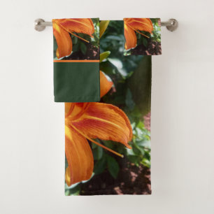 Foto de día de lirio naranja floral con vegetación