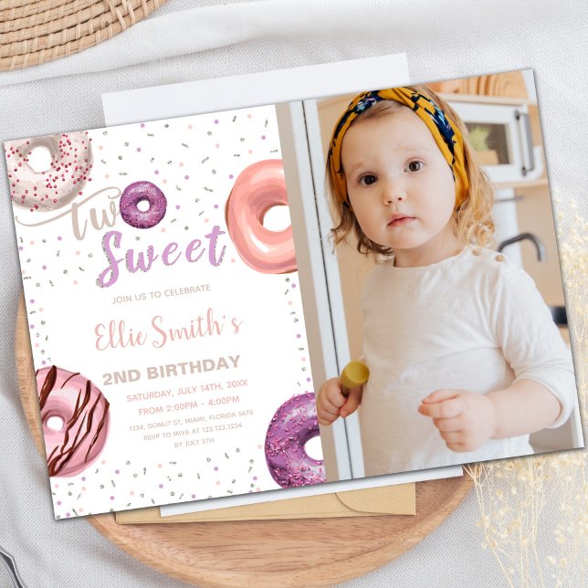 Foto de dos invitaciones de cumpleaños de donut ro (Two Sweet Pink Donut Birthday Invitations photo)