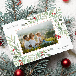 Foto de Feliz Navidad con follaje de invierno y ba
