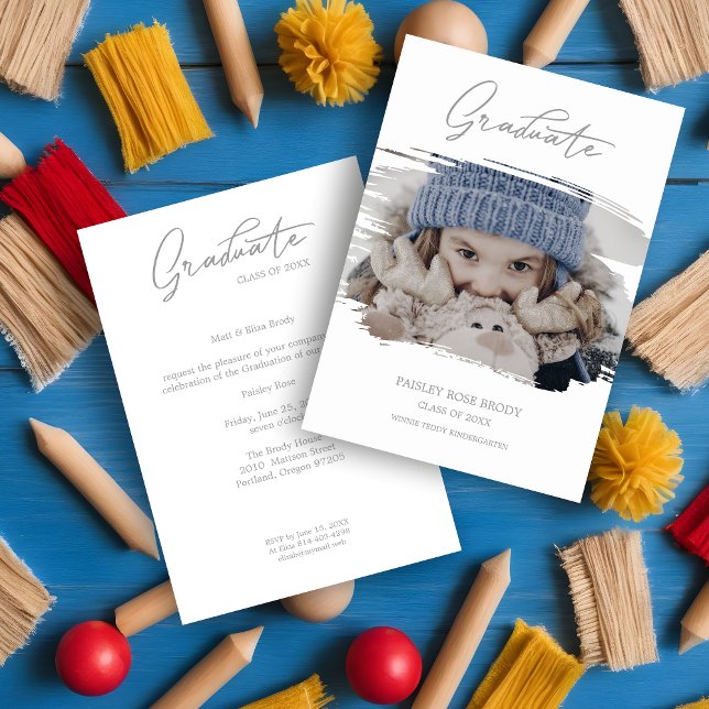 Foto de graduación de caligrafía de corte de Bushs (Brushstroke Cute Calligraphy Graduation Pre K Photo Invitation.)
