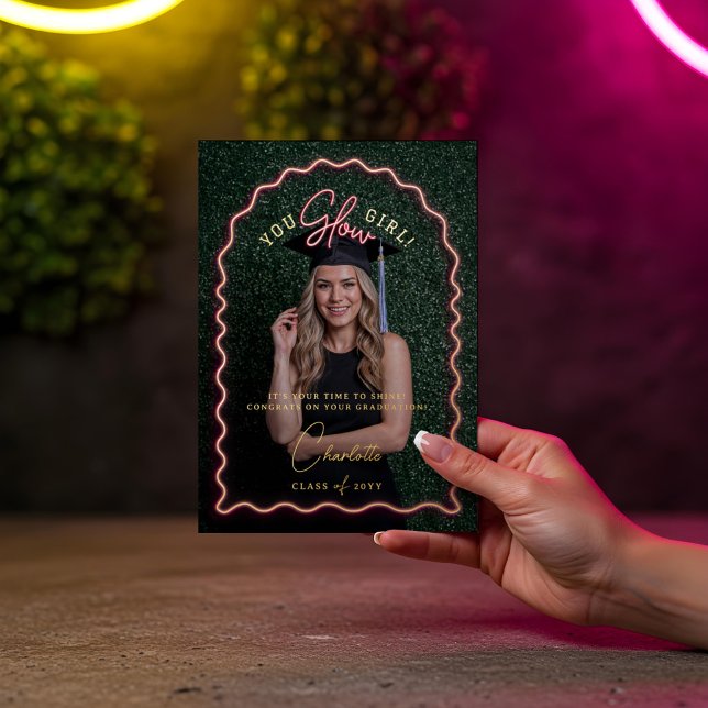 Foto de graduación de neón rosado ondulado de Chic (You Glow Girl Wavy Pink Neon Graduation Photo Foil Greeting Card)