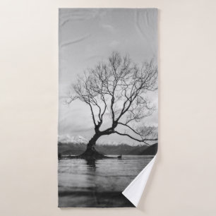 FOTO DE GRAYSCALE DE ÁRBOL DESCUBIERTO EN CUERPO T