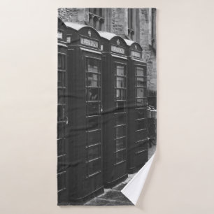 FOTO DE GRAYSCALE DE CUATRO BOOTES DE TELÉFONO ENL
