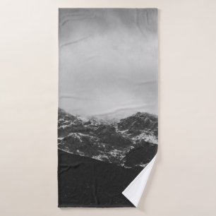 FOTO DE GRAYSCALE DE LA MONTAÑA CUBIERTA DE NIEVE