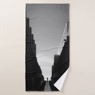 FOTO DE GREYSCALE DE PATHWAY ENTRE EDIFICIOS