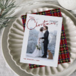 Foto de guión de navidad de color rojo y verde<br><div class="desc">Esta hermosa y moderna tarjeta de Navidades navideños con guión de navidad, roja y verde, presenta su foto vertical boda detrás de un borde blanco. La palabra "Merry" aparece en la forma fronteriza en la parte superior izquierda, seguida por la palabra "Navidades" en una bella tipografía con letras a mano,...</div>
