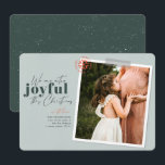 Foto de Invitación de Embarazo Verde Extra Joyful<br><div class="desc">Una tarjeta moderna con un mensaje que dice "Estamos extra alegres con estos Navidades" es perfecta para anunciar el embarazo de su familia. Personaliza con tus nombres,  imagen favorita y un mensaje corto. Imagen verde de color de Jessica Rockowits en Unsplash</div>