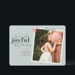Foto de Invitación de Embarazo Verde Extra Joyful<br><div class="desc">Una tarjeta de vacaciones moderna con un mensaje que dice "Estamos extra alegres con estos Navidades",  perfecta para anunciar el embarazo de su familia. Personaliza con tus nombres,  imagen favorita y un mensaje corto. Imagen verde de color de Jessica Rockowits en Unsplash</div>