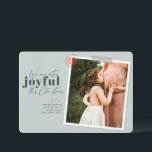 Foto de Invitación de Embarazo Verde Extra Joyful<br><div class="desc">Una tarjeta de vacaciones moderna con un mensaje que dice "Estamos extra alegres con estos Navidades",  perfecta para anunciar el embarazo de su familia. Personaliza con tus nombres,  imagen favorita y un mensaje corto. Imagen verde de color de Jessica Rockowits en Unsplash</div>
