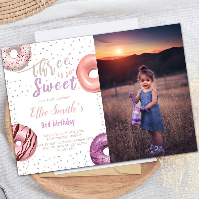 Foto de invitaciones de cumpleaños de Donut Rosa d (Three Sweet Pink Donut Birthday Invitations photo)