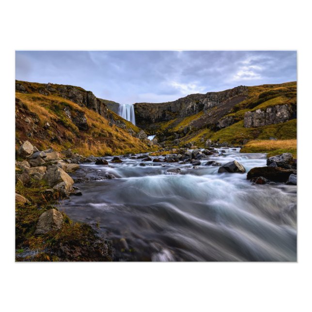 Foto de la cascada de Svodufoss (Frente)