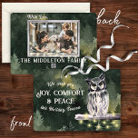 Foto de la familia Rustic Green Snowy Owen Navidad<br><div class="desc">Una tranquila lechuza acuática se sienta tranquilamente en una rama del bosque verde oscuro con la nieve cayendo. Casi se puede oír el silencio. Esta carta es bonita y rústica, y habla de una sensación de paz y tranquilidad. Podrían darle esta tarjeta a sus amigos y familia esta temporada de...</div>