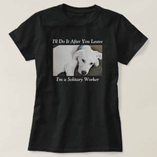 Foto de la graciosa camiseta negra del perro blanc