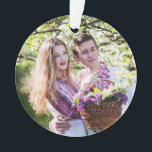 Foto de la pareja romántica Ornamento de Navidad K<br><div class="desc">Añade tu foto favorita de ti y de tu esposo,  esposa,  novia o novio en el área de personalización. Al dorso,  agregue sus nombres y el año. Los colores son dorados y verdes con un bonito arco dorado y un corazón verde.</div>