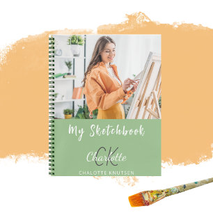 Foto de libreta de dibujo con monograma verde salv