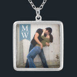 Foto de los pares del amor y collar del monograma<br><div class="desc">Celebre su amor con un colgante hermoso que ofrezca una foto de los pares y de sus iniciales.  Perfeccione para un compromiso,  un boda o un regalo de la tarjeta del día de San Valentín. Texto blanco en una bandera suave de la bandera azul del dril de algodón.</div>