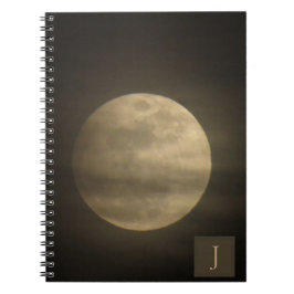 Foto de luna llena con cuaderno de nubes brillante