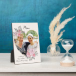 Foto de mamá Placa Marco floral Corazón de oro geo<br><div class="desc">Placa fotográfica personalizado que puedes personalizar con cualquiera y agregar un dicho o palabras favoritas del corazón. Tu foto se coloca en un marco dorado geométrico en forma de corazón. El marco de piedras preciosas está decorado con ramos acuarelas de flores rosas. Está escrito con la frase "Mamá.. suavizando los...</div>