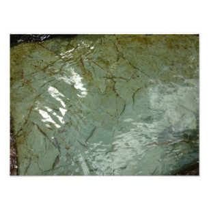 Foto de naturaleza de roca cubierta de agua