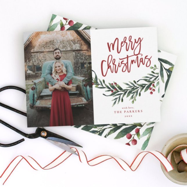 Foto de Navidad con guirnaldas y texto moderno (Modern Script Merry Christmas Greenery Leaves Photo Holiday Card.)
