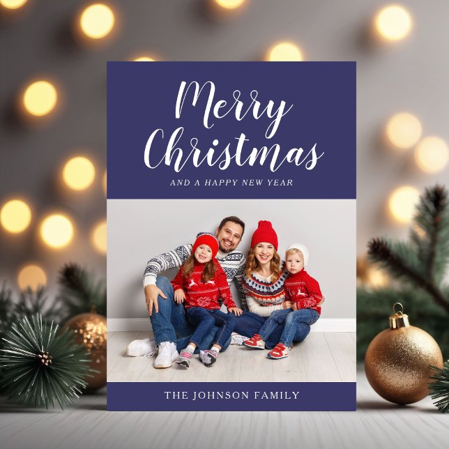Foto de Navidad con letra script azul marino moder (Modern Navy Blue Script Christmas Photo Holiday Card)