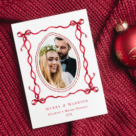 Foto de Navidad de recién casados con arco rojo al