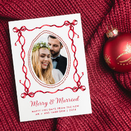 Foto de Navidad de recién casados con arco rojo al