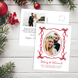 Foto de Navidad de recién casados con arco rojo al