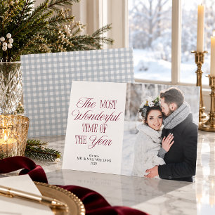 Foto de Navidad de recién casados en azul polvorie