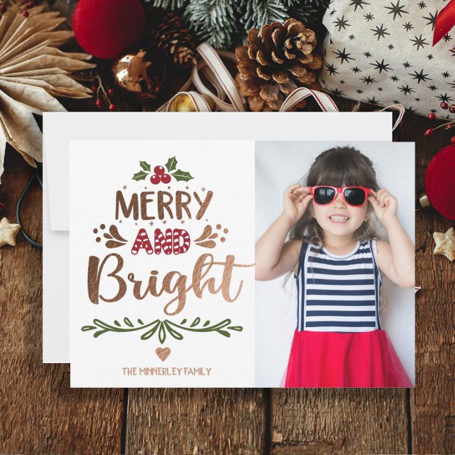 Foto de Navidad en rojo dorado blanco alegre y bri (Red, green, and gold "Merry and Bright" Christmas photo greeting card.)
