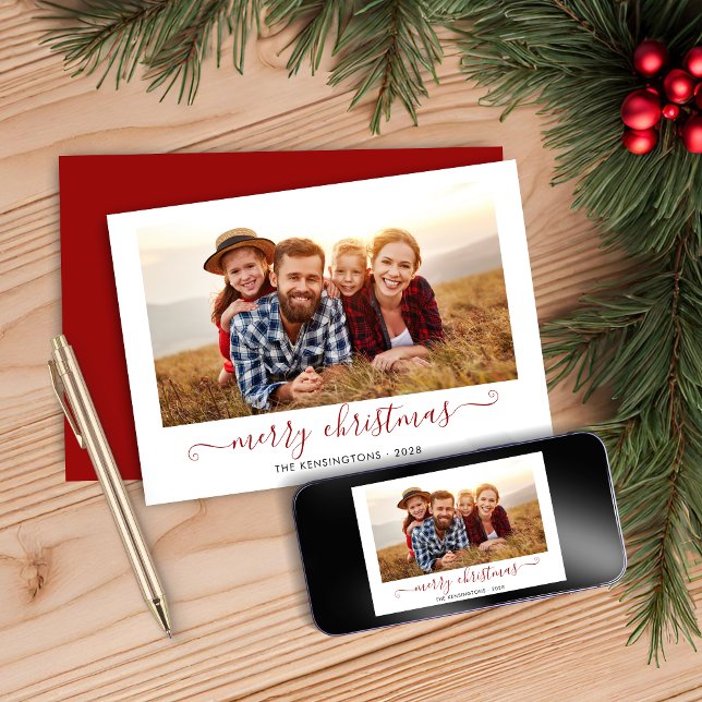 Foto de navidad en rojo Script Merry (Red Script Merry Christmas Holiday Photo Card)