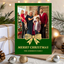 Foto de Navidad familiar con lazo verde y dorado e
