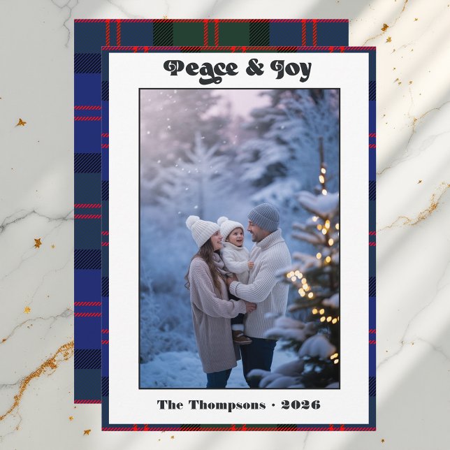 Foto de Navidad familiar de cuadros gingham de paz (Peace & Joy Gingham Plaid Family Christmas Photo Holiday Card)