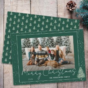 Foto de Navidad moderna de familia en bosque nevad