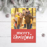Foto de Navidad Retro Merry<br><div class="desc">Fuentes y estrellas de inspiración retro en rojo y blanco (colores personalizable)</div>