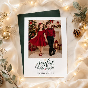 Foto de niños alegres con trajes rojos de Navidad
