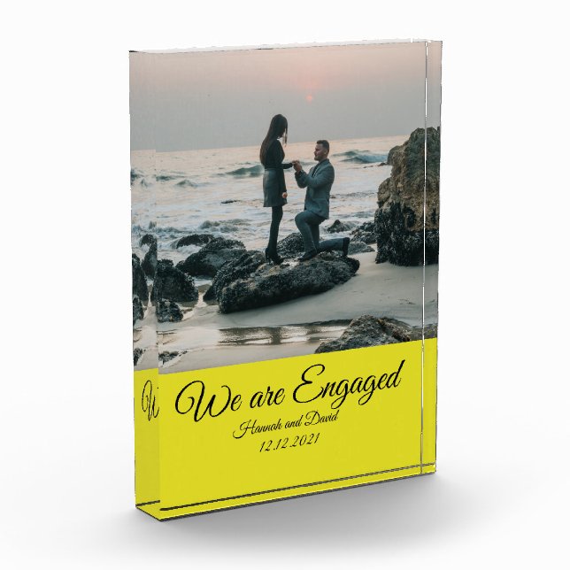 Foto de pareja de compromiso y nombre amarillo (Izquierda)