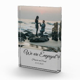 Foto de pareja de compromiso y nombre gris