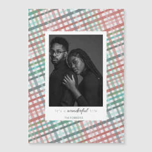 Foto de pareja en estampado de cuadros pastel