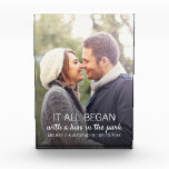 Foto de pareja personalizada con nombres de recién<br><div class="desc">Cada pareja tiene una historia única sobre dónde comenzó todo. Este bloque de fotos con texto en blanco se puede personalizar para cualquier pareja,  con sus nombres,  la fecha de su aniversario (primera cita,  boda,  compromiso,  etc.),  así como una imagen de la feliz pareja. ¡Un recuerdo verdaderamente único!</div>